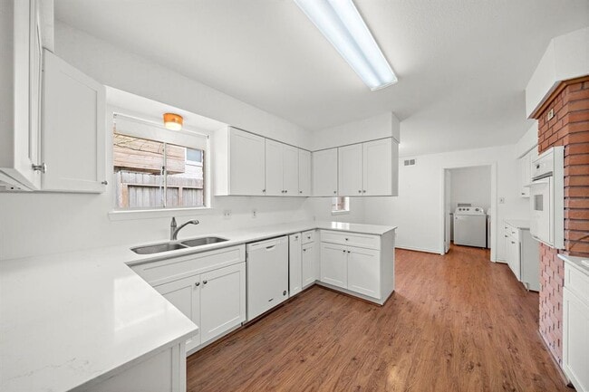 Building Photo - 4802 Braesvalley Dr