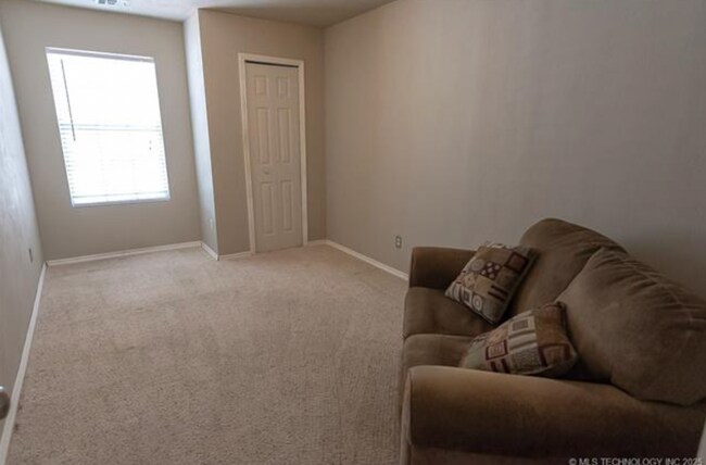 Building Photo - 5 Bedroom Home In Broken Arrow