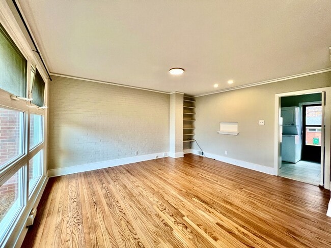 Building Photo - 3 BED CONDO IN PERFECT LOCATION!