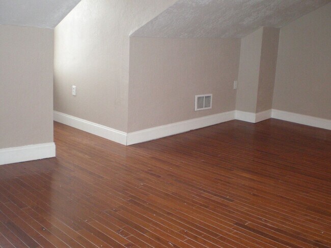 Building Photo - College Rental - South Side