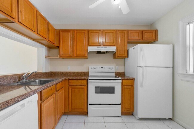 Building Photo - 6736 Palmetto Cir S