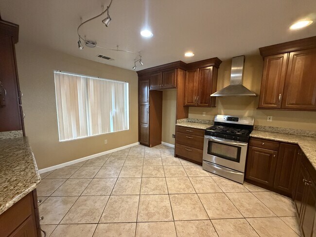 Building Photo - 556 Moray Way