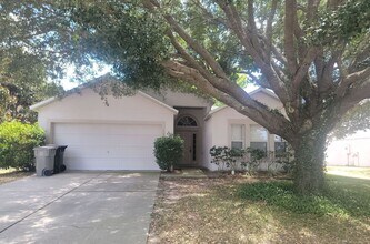 Building Photo - Beautiful 4/2 with 2 Car Garage in the Wek...