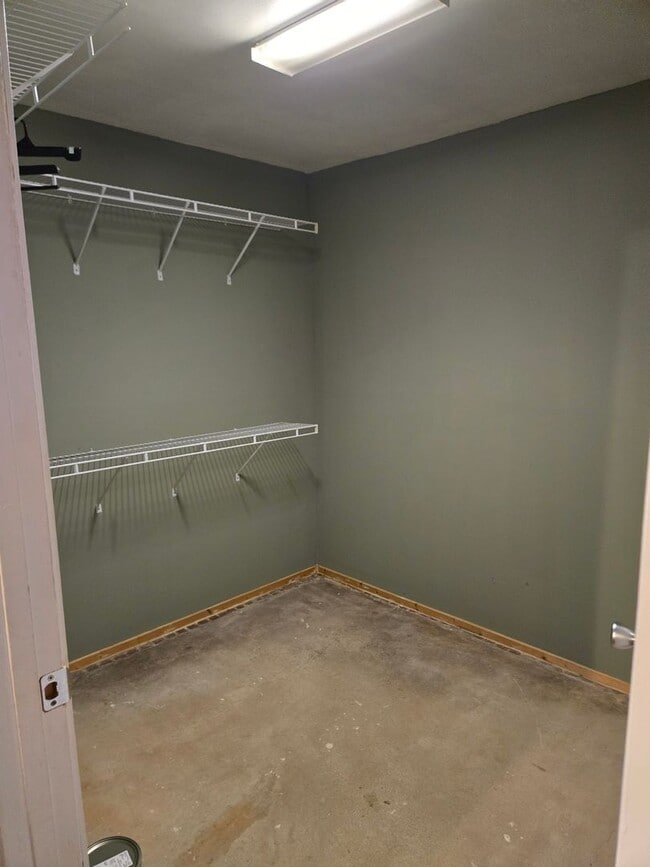 Building Photo - FOR RENT centrally located and convenient to Downtown! Available NOW!