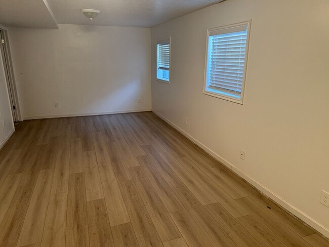 Building Photo - Beautiful home with lots of parking and central air