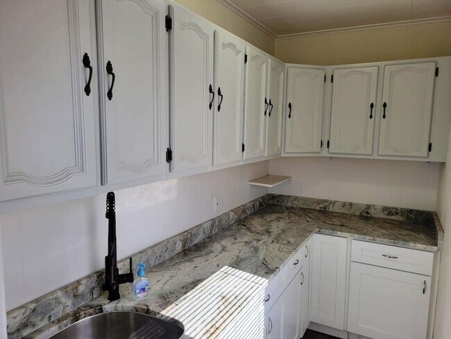 Building Photo - 73 1/2 Esther Street Unit 3