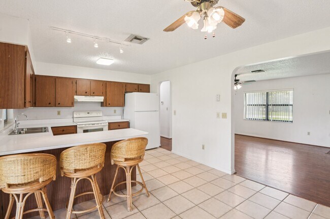 Building Photo - 4704 Queen Palm Dr