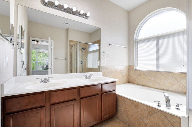 Building Photo - IMMACULATE Well-Maintained 3bd/2ba/2gar In Alamo Ranch!