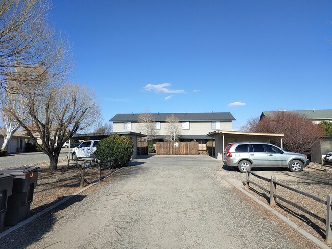 Building Photo - 3148 N Navajo Dr