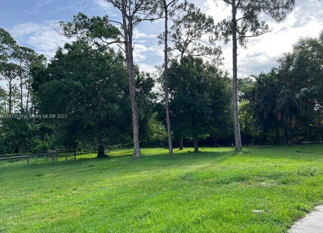 Building Photo - 16059 Wiltshire Dr E