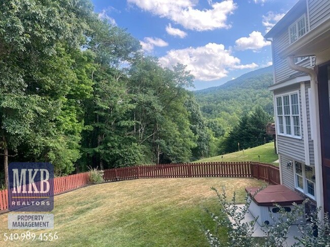 Building Photo - Luxurious 4 Bd/3.5Ba home located in The G...