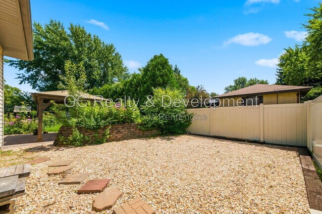 Building Photo - 1007 Forest Dr