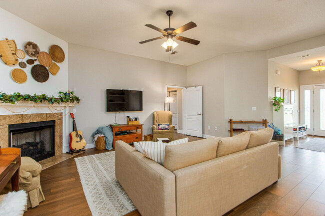 Building Photo - 5 Bed House convenient to Navarre and Hurl...