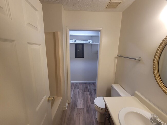 Building Photo - 2 bedroom Ground Floor!