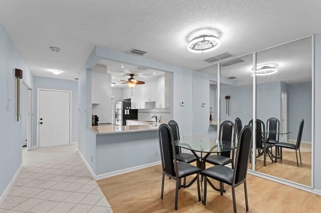 Building Photo - 8555 Bella Vista Dr