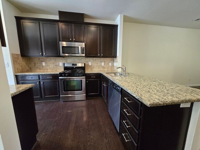 Building Photo - Spacious 3BR, 2.5BA Townhome with Loft & H...