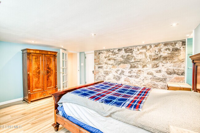 Building Photo - 1701 Elm St