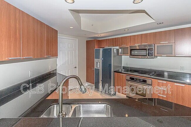 Building Photo - Large 2 bedroom/2 bath condo on the river