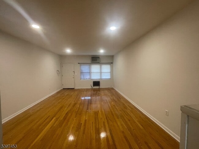 Building Photo - 353 Park Ave