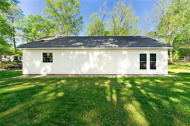 Building Photo - 1921 Hazelwood Dr SE