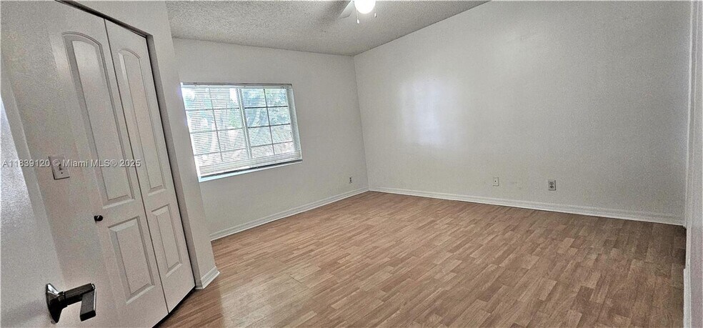 Building Photo - 2058 Madeira Dr