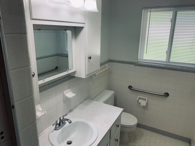 Building Photo - Immaculate home in Broadmoor