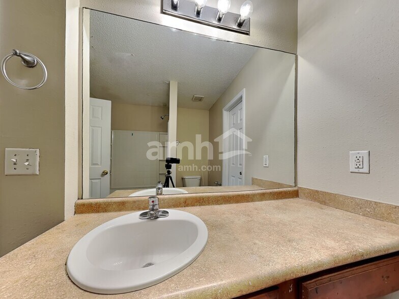 Building Photo - 15 Beacon Ln