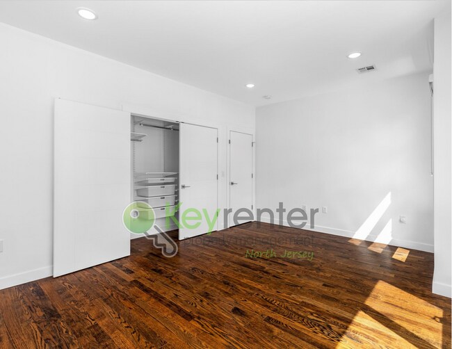 Building Photo - Modern 4-Bedroom, 4-Bath Home – Luxury Liv...
