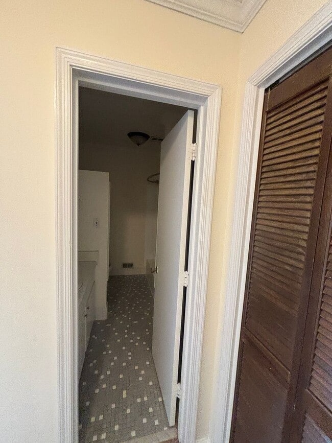 Building Photo - New Listing - Available Now!