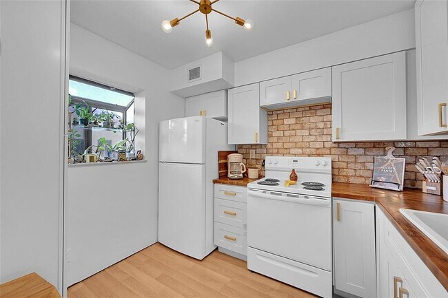 Building Photo - 117 Gardens Dr