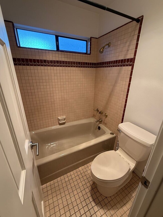 Building Photo - Upgraded 2 Bedroom Condo in Ideal Santa Monica