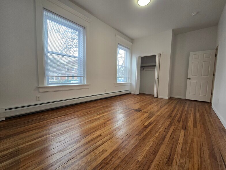 Building Photo - 584 Main St