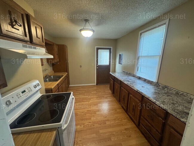Building Photo - $1150 - 3 bed 1 bath - Single Family Home