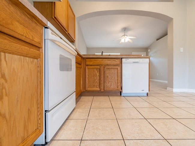 Building Photo - Spacious 3/2 Duplex in St. Cloud Located Close to Lakefront