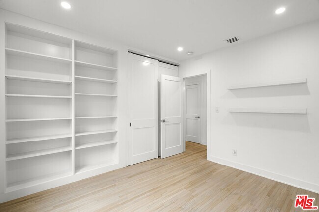 Building Photo - 435 Westmount Dr