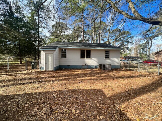 Building Photo - 3 bedroom home located off Neuse Blvd