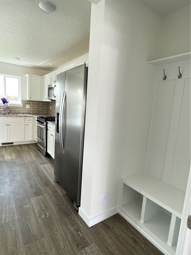 Building Photo - Bright and spacious 4 Bedroom 2.5 Bath hom...