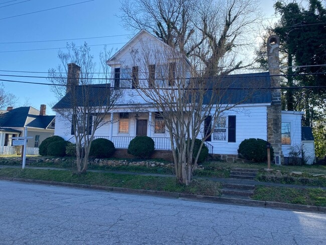 Building Photo - 204 S Bragg St