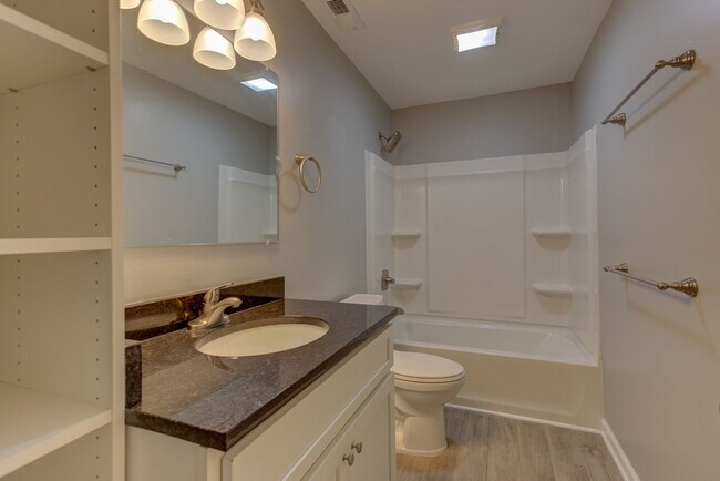Building Photo - 5 bed 3 bath - Gorgeous Large Family Home ...