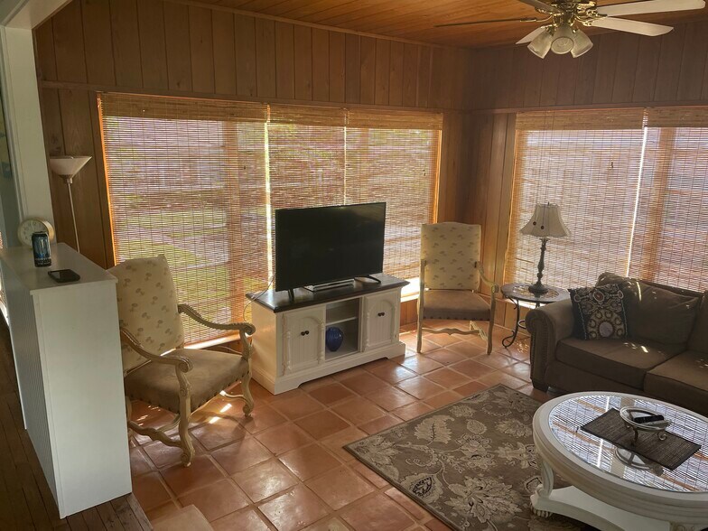 Building Photo - 107 E Melbourne Ave