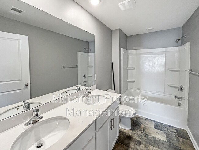 Building Photo - 106 Green Oak Dr