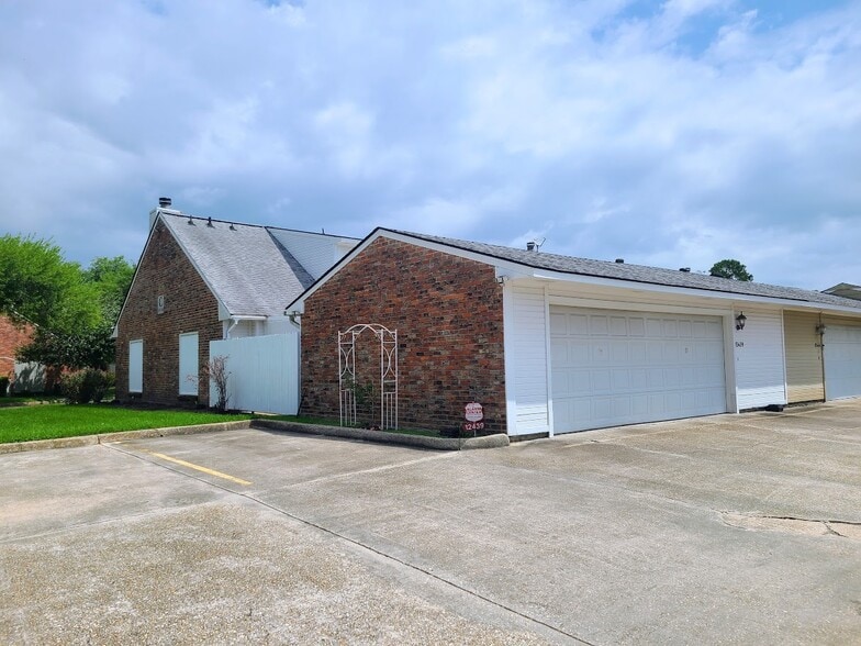 Side view of end unit and detached garage - 12439 Coursey Blvd
