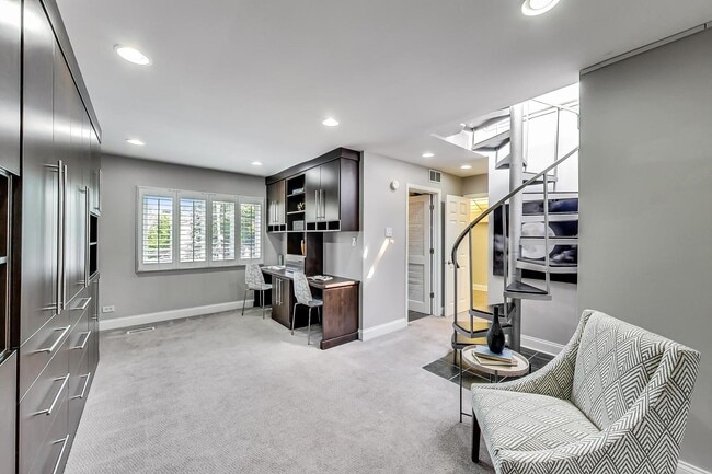 Building Photo - 1150 W Dickens Ave