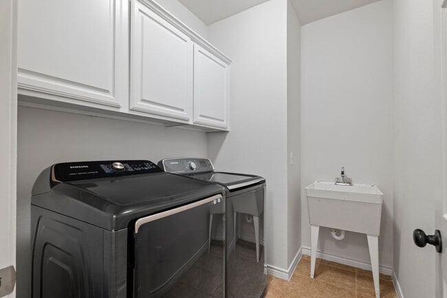 Building Photo - 5910 Spring Hill Dr