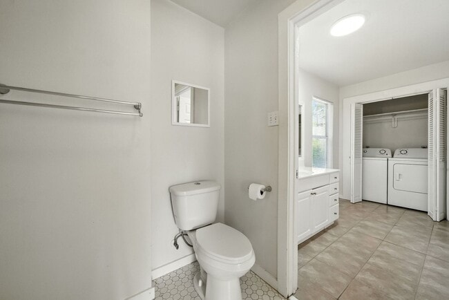 Building Photo - UT PRE-LEASE: 5 bed / 3 bath Remodeled Wes...