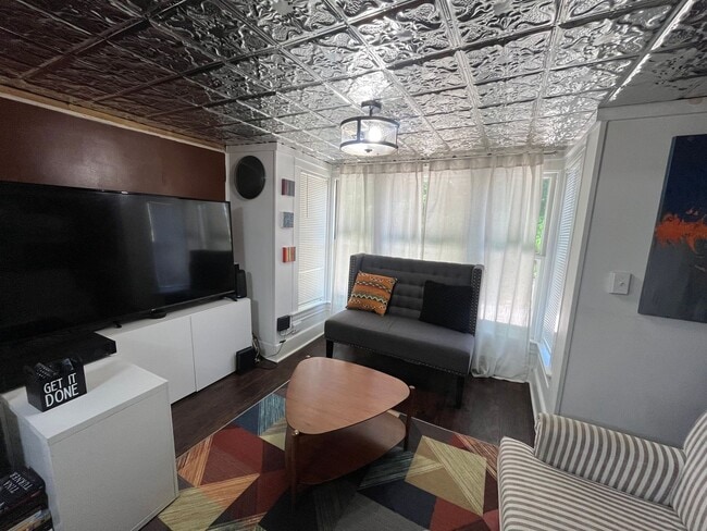 Building Photo - Fully Furnished Single Family House for Re...