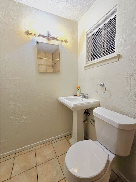 Building Photo - 648 Penguin Dr