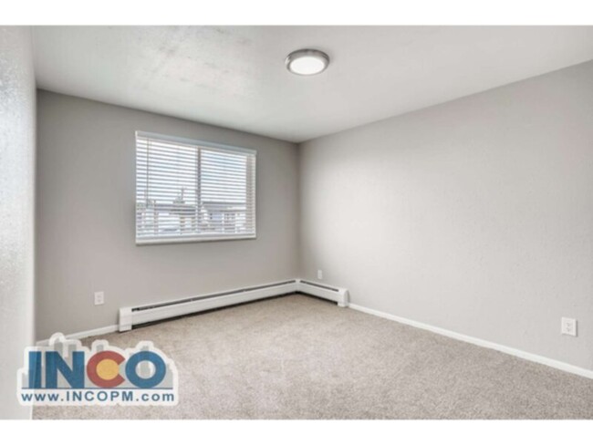 Building Photo - Convenient location! 1 bed 1 bath Apartmen...