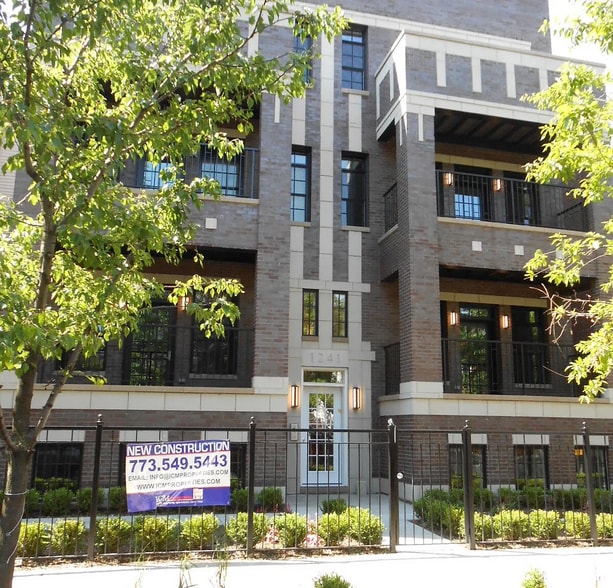 Building Photo - 1241 W Oakdale Ave