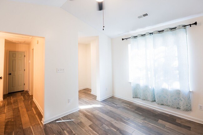 Building Photo - Beautifully updated 2-bedroom 2-bathroom + LOFT/OFFICE townhome in NW Greensboro.